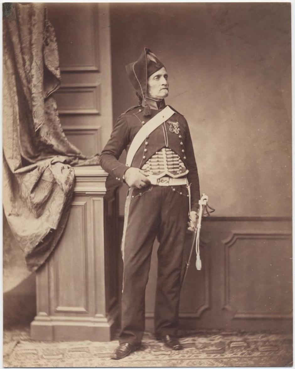 M. Schmidt, miembro del 2.º Regimiento de Cazadores Montados entre 1813 y 1814, fue uno de los últimos veteranos supervivientes del ejército de Napoleón. Aquí aparece con su uniforme de gala, luciendo la medalla de Santa Elena (concedida el 12 de agosto de 1857 a todos los veteranos de las guerras de la Revolución Francesa y del Imperio Napoleónico).