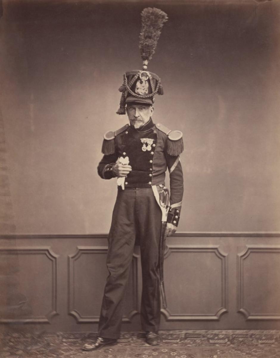M. Lefebre, sargento del 2.º Regimiento de Ingenieros en 1815, fue uno de los últimos veteranos supervivientes del ejército de Napoleón. Aquí aparece con su uniforme de gala, luciendo la medalla de Santa Elena (concedida el 12 de agosto de 1857 a todos los veteranos de las guerras de la Revolución Francesa y del Imperio Napoleónico).