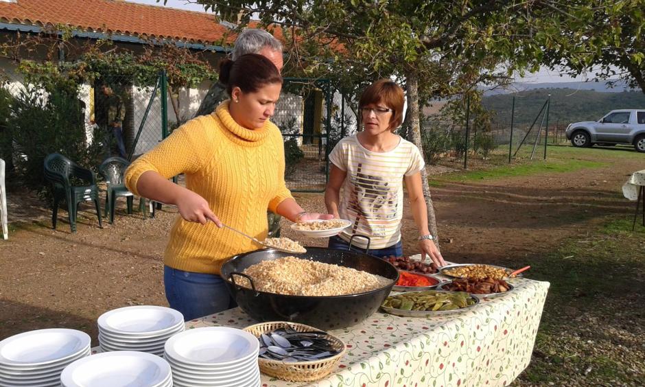 Desayuno para los perreros en la montería de El Manzano, Talarrubias