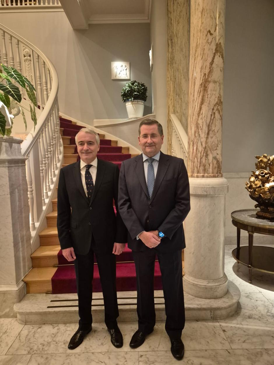 El Jefe de Estado Mayor del Ejército de Tierra (JEME), general de ejército Amador Enseñat y Berea, se reunió con el embajador de España en Suecia, don Luis Cuesta Civis