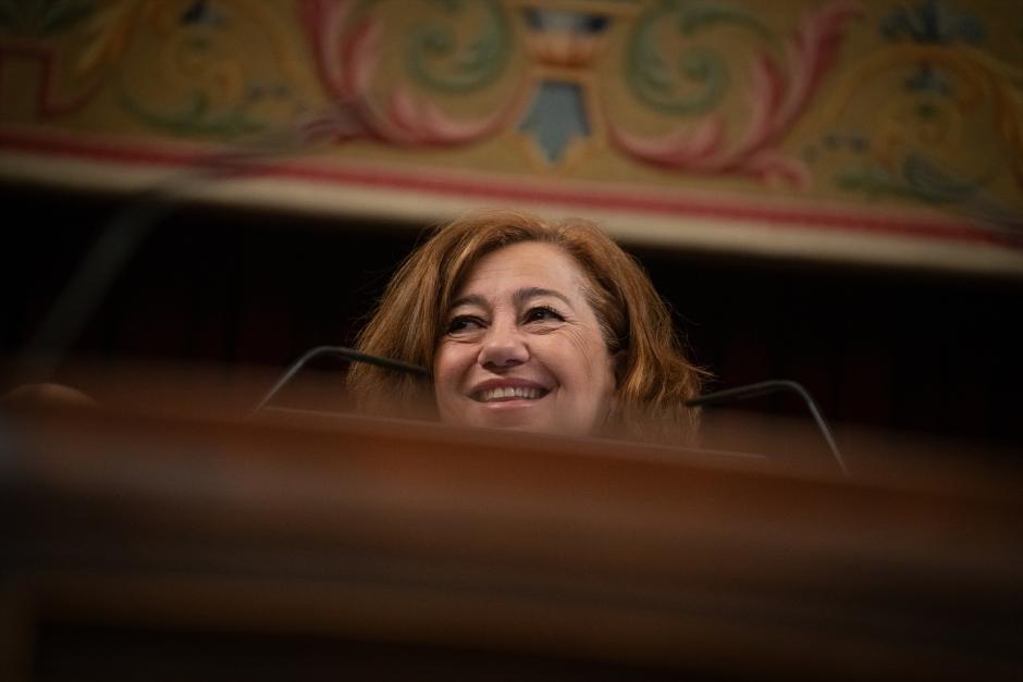 La presidenta del Congreso, Francina Armengol, durante una sesión plenaria en el Congreso, a 11 de diciembre de 2025, en Madrid (España). El Congreso debatirá y votará este jueves el decreto de medidas complementarias para La Palma tras la erupción del volcán, que, entre otras cosas, recoge la bonificación del 60% del Impuesto sobre la Renta de las Personas Físicas (IRPF) para los ciudadanos de la isla. Se trata del conocido como 'decreto canario' que el Gobierno central y el Ejecutivo de las islas vienen negociando en los últimos meses, a través de distintas reuniones bilaterales, y que finalmente se aprobó en el Consejo de Ministros en noviembre.

Fernando Sánchez / Europa Press
11/12/2025