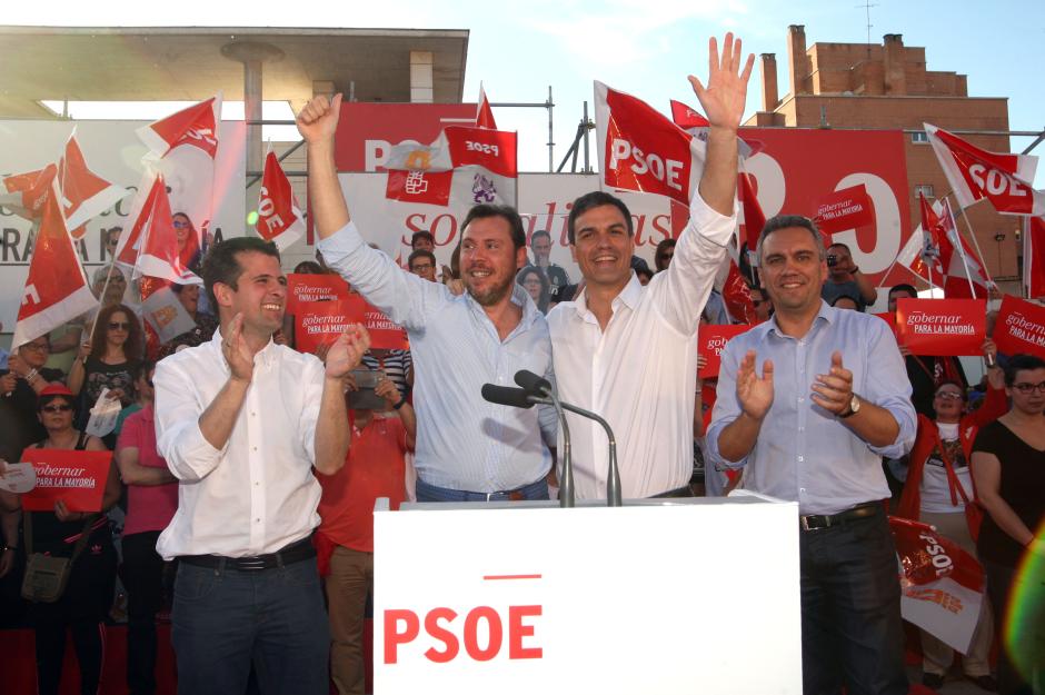 Luis Tudanca, Óscar Puente, Pedro Sánchez, y Javier Izquierdo, en un mitin del PSOE en Valladolid en 2015