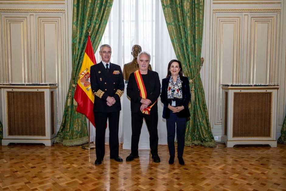 La ministra de Defensa, Margarita Robles, y el AJEMA Antonio Piñeiro con el chef Ferran Adrià tras la imposición de la Gran Cruz del Mérito Naval