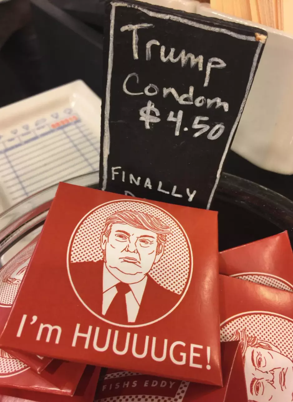 Un recipiente con condones con una caricatura de Trump