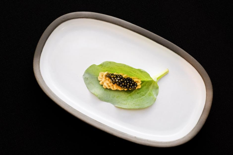 Hoja de ostra con caviar y garbanzo