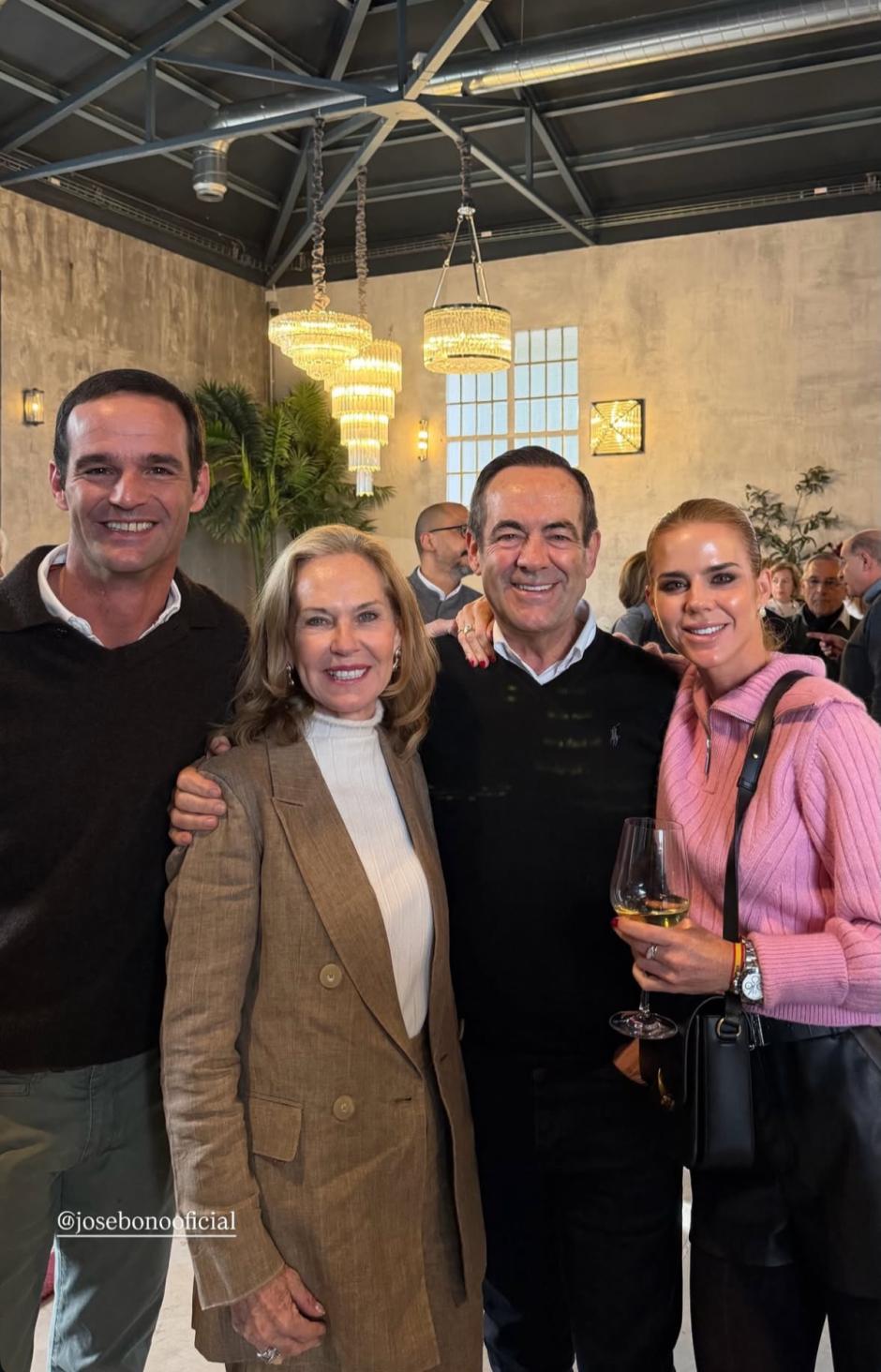 José Bono con su exmujer y sus hijos, este domingo