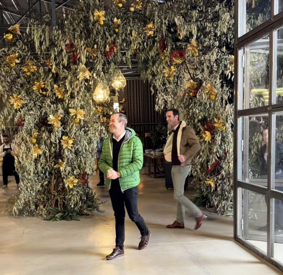 Jose Bono y su hijo a su llegada a la fiesta