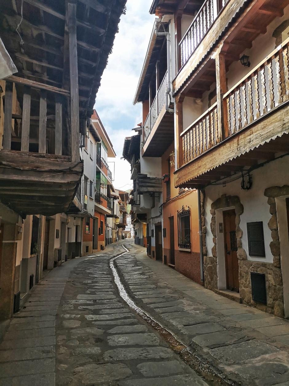 Calle estrecha y sinuosa en Valverde de la Vera