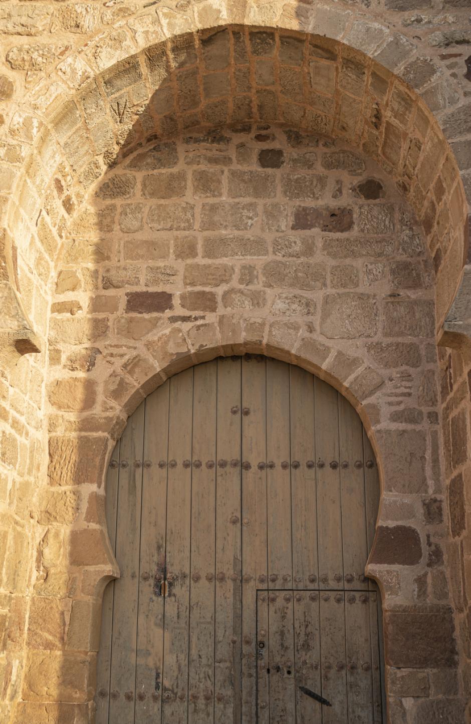 Puerta de acceso de estilo árabe al castillo de Burgalimar en la villa de Baños de la Encina.