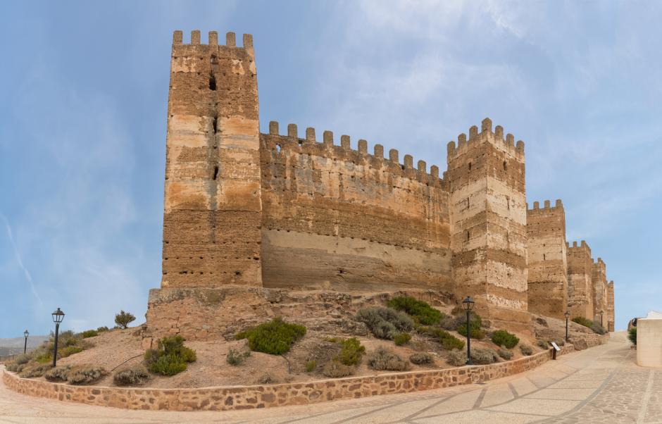 Perspectiva del castillo de Burgalimar o de Baños de la Encina.