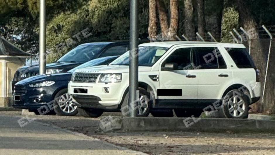 Los vehículos policiales que participaron en el operativo para blindar la reunión clandestina