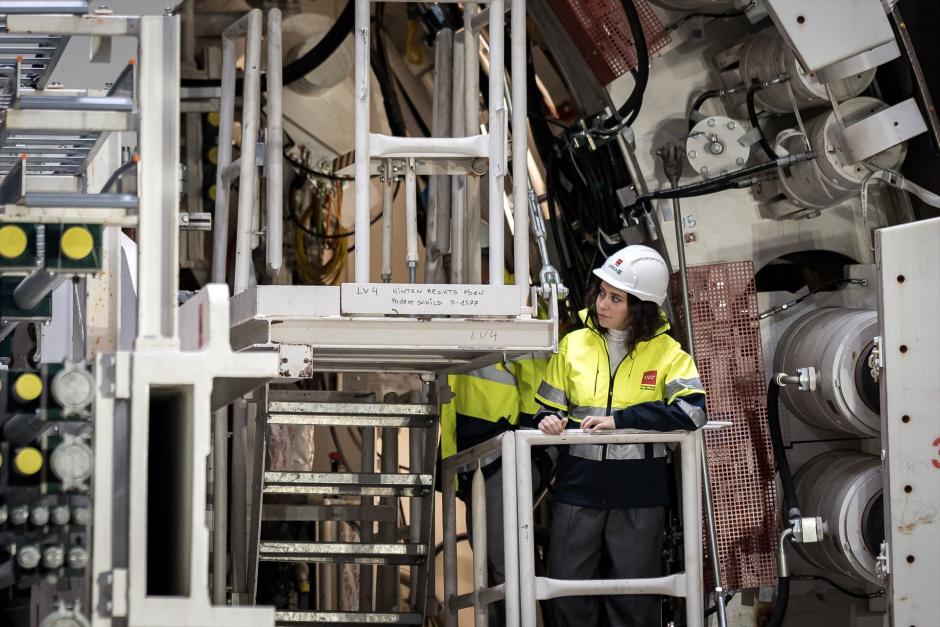Ayuso en el interior de la tuneladora de la Línea 11 de Metro