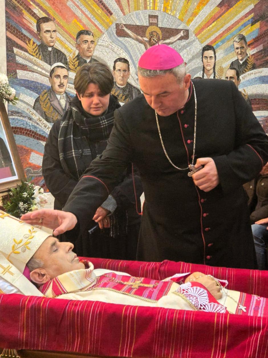 El obispo de Tirana, monseñor Arjan Dodaj, hace la señal de la cruz en la frente de monseñor