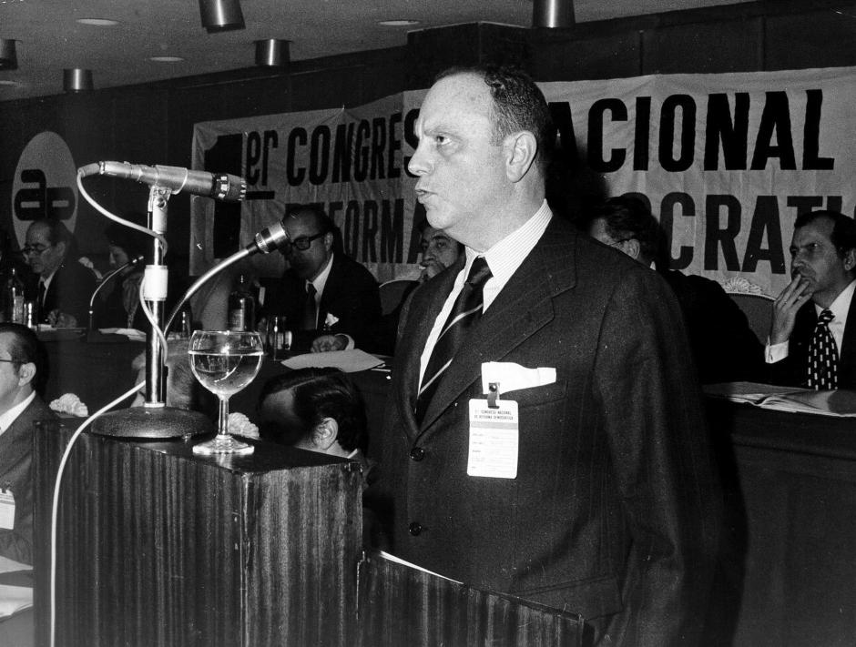 Manuel Fraga Iribarne toma la palabra durante el I Congreso Nacional de Reforma Democrática