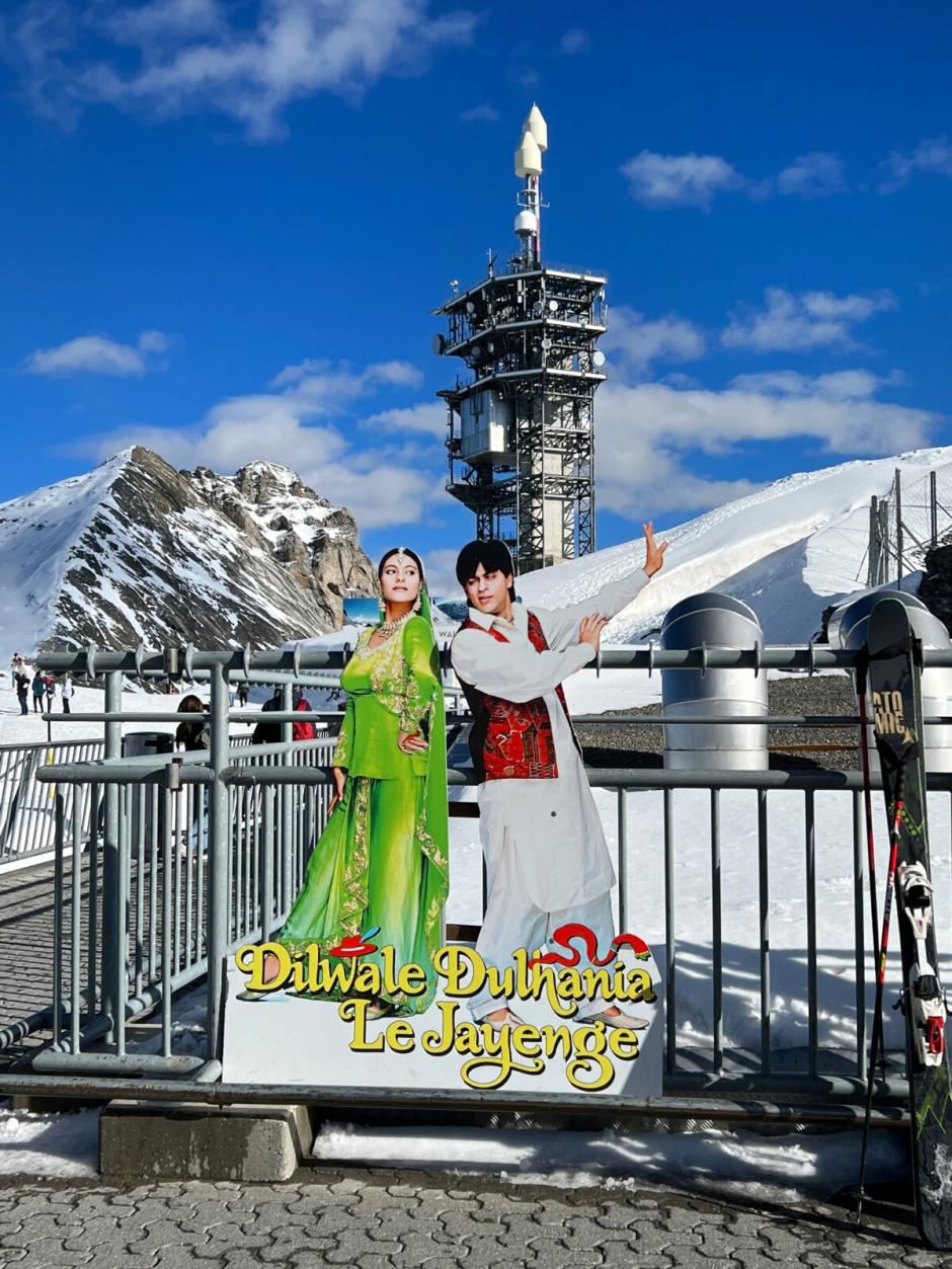 Cartel promocional de una película india en el monte Titlis.