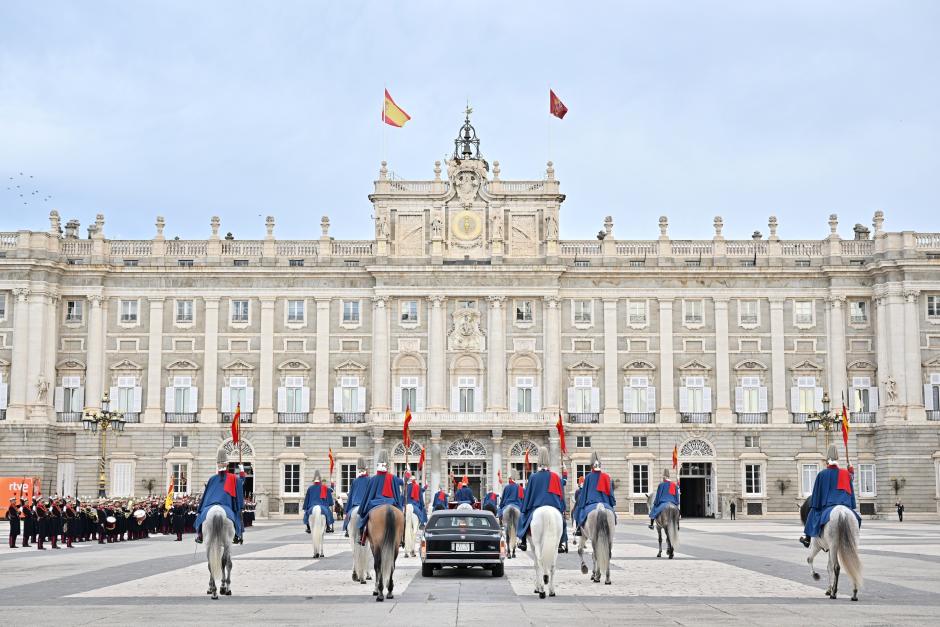 El Cadillac, escoltado por la Guardia Real, a su llegada al Palacio Real
