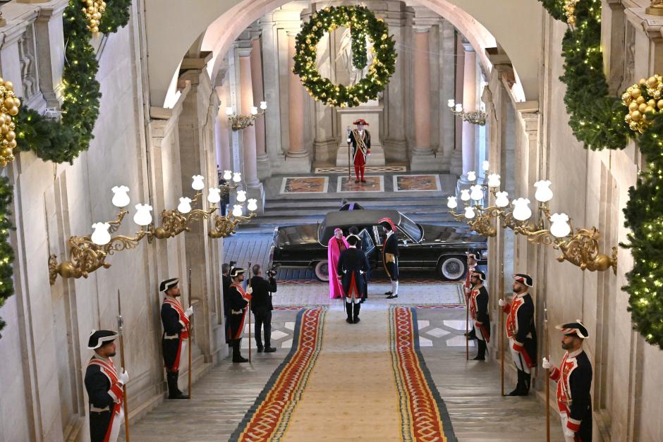 El Nuncio Apostólico, a su llegada al Palacio Real