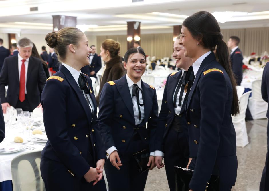 La Princesa de Asturias charla con sus compañeras de la Academia General del Aire