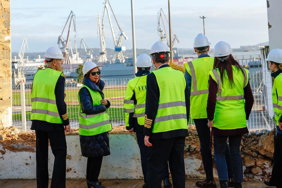 La ministra de Defensa, Margarita Robles, asiste al inicio de los trabajos de derribo parcial de la muralla del Arsenal de Ferrol