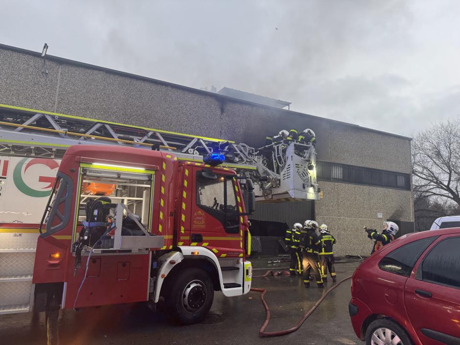 Bomberos de la Comunidad de Madrid

REMITIDA / HANDOUT por EMERGENCIAS 112 COMUNIDAD DE MADRID
Fotografía remitida a medios de comunicación exclusivamente para ilustrar la noticia a la que hace referencia la imagen, y citando la procedencia de la imagen en la firma
21/12/2025