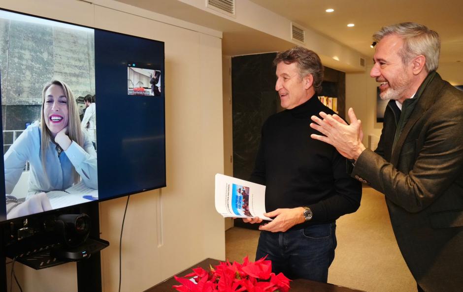 Alberto Núñez Feijóo y Jorge Azcón felicitan a María Guardiola durante la noche electoral