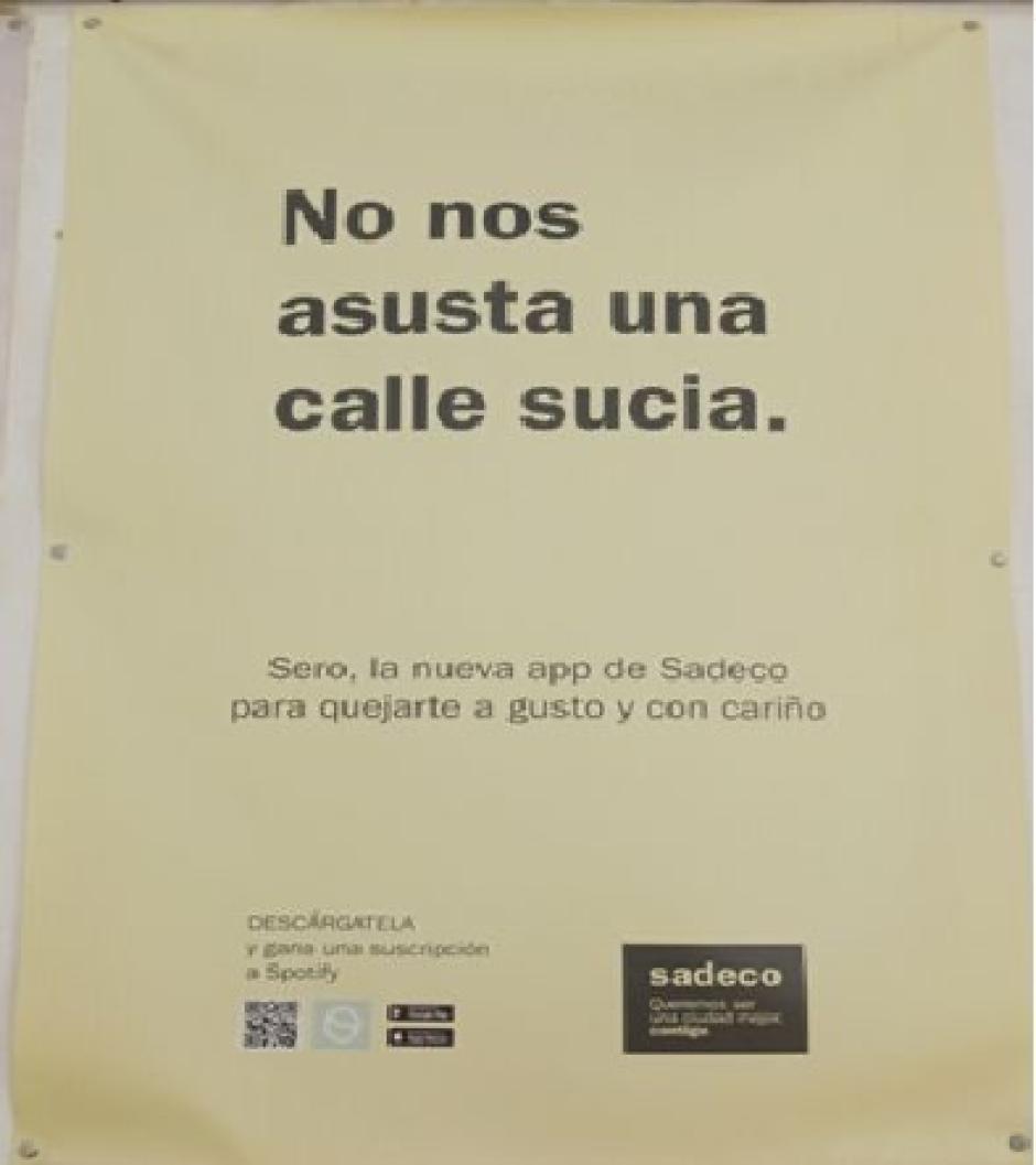 Curioso cartel de Sadeco puesto en la calle Juan Tocino