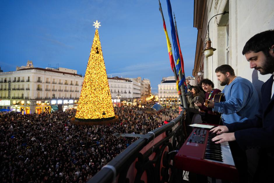 El concierto navideño que ha llenado la Puerta del Sol de la mano del grupo cristiano, Hakuna
