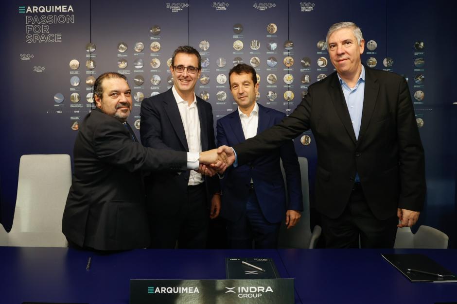 Manuel Martín Flórez, director general de Defensa de ARQUIMEA; Diego
Fernández Infante, presidente de ARQUIMEA; Ángel Escribano, presidente ejecutivo de Indra Group; y José Vicente de los Mozos, CEO de Indra Group.