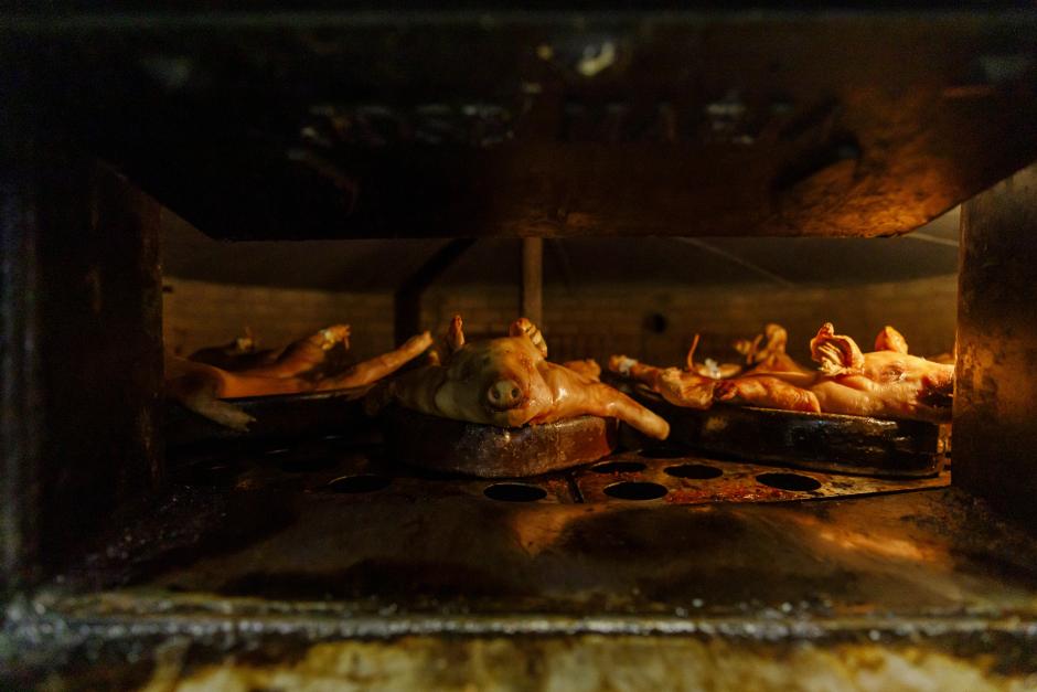 Varios cochinillos segovianos asándose en el horno