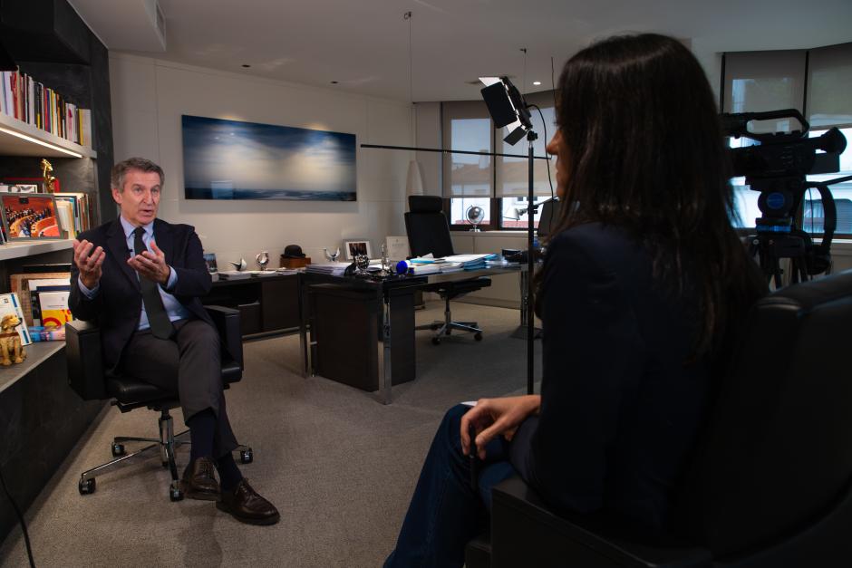 Un momento de la entrevista en el despacho de Feijóo