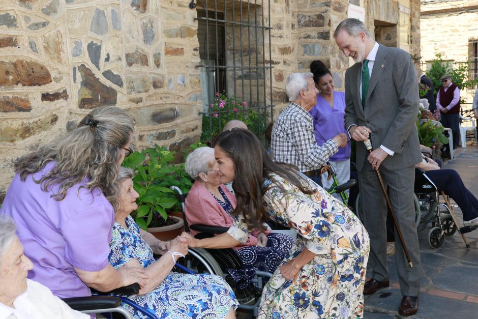 Los Reyes saludan a personas mayores durante su visita a Guadalupe, en Cáceres