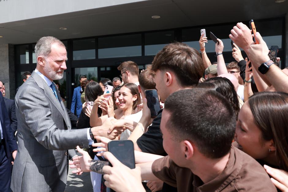 Don Felipe y Doña Letizia con un grupo de jóvenes durante la escala del Tour del Talento en Móstoles