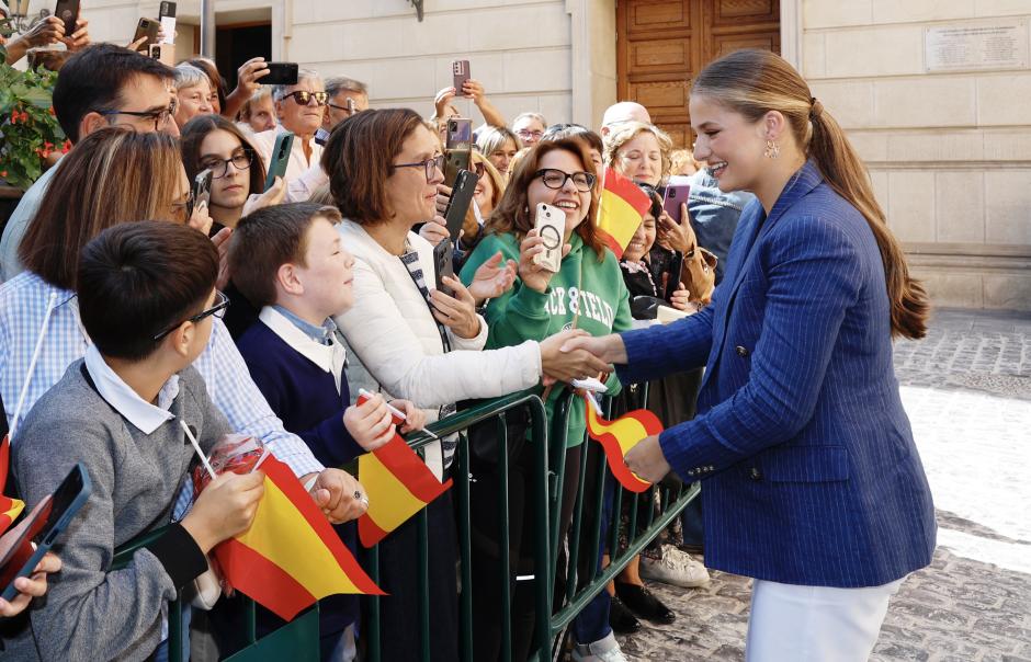 La Princesa de Asturias y de Viana saluda al público durante su primera visita oficial a Navarra