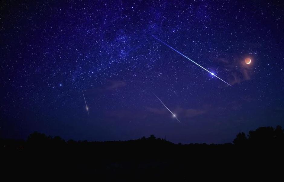 Vista general del cielo nocturno en la sierra de Madrid