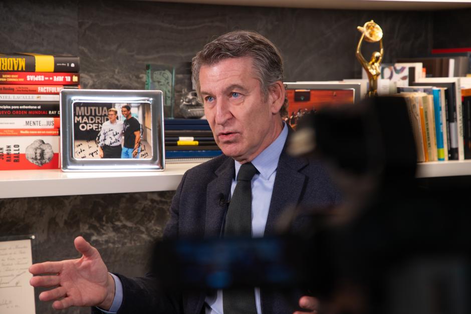 El presidente del PP, Alberto Núñez Feijóo, contesta a las preguntas de El Debate