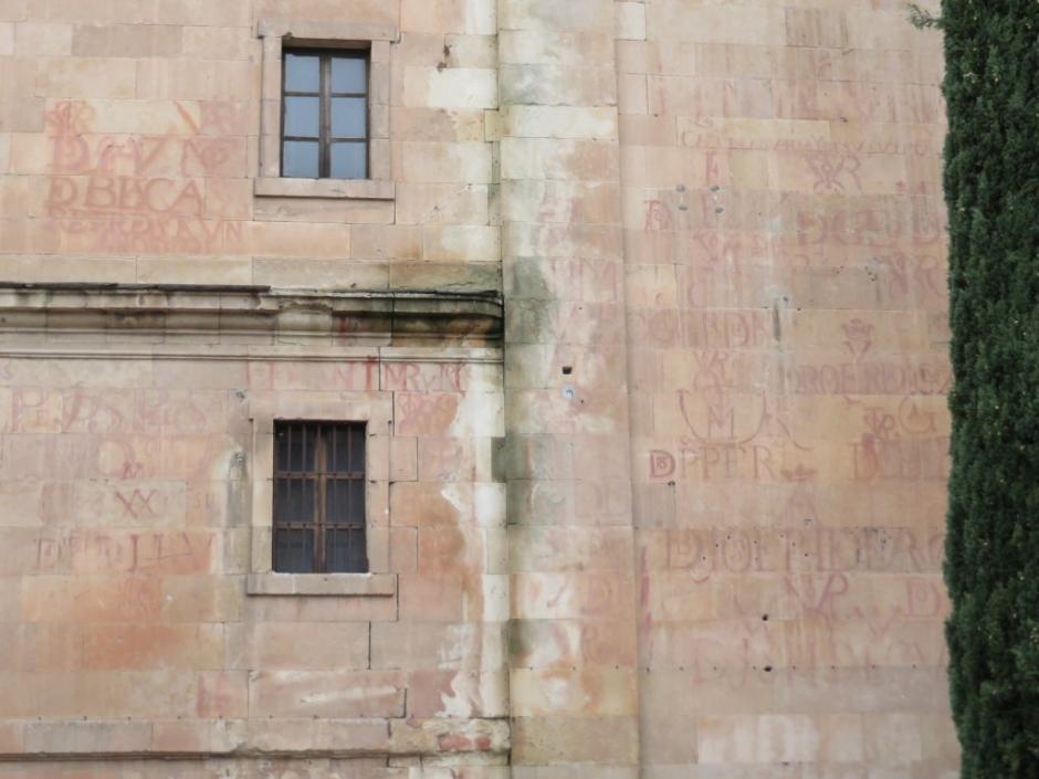Vítores casi borrados en la Iglesia de la Clerecía de Salamanca