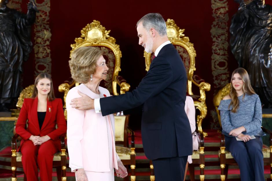 El Rey saluda a su madre tras imponerle la miniatura del Toisón de Oro en el Palacio Real