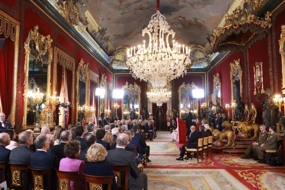 El Rey dirige unas palabras en el Palacio Real