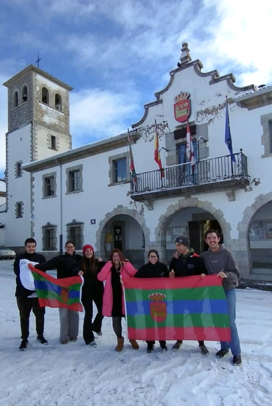 Miembros de la  Comisión de Festejos de Villamanín festejan haber ganado El Gordo