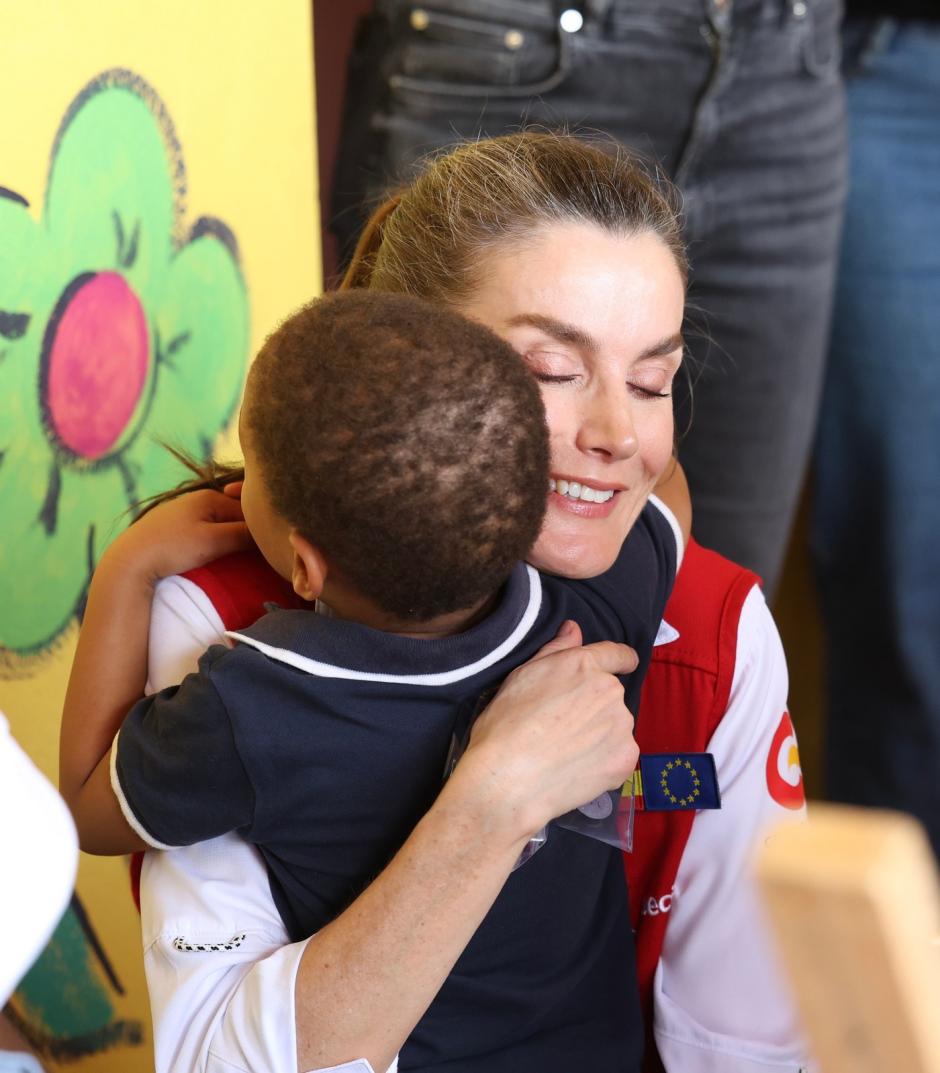 Doña Letizia abrazo a un niño en Casa Manuela, uno de los proyectos financiados por la Cooperación Española
