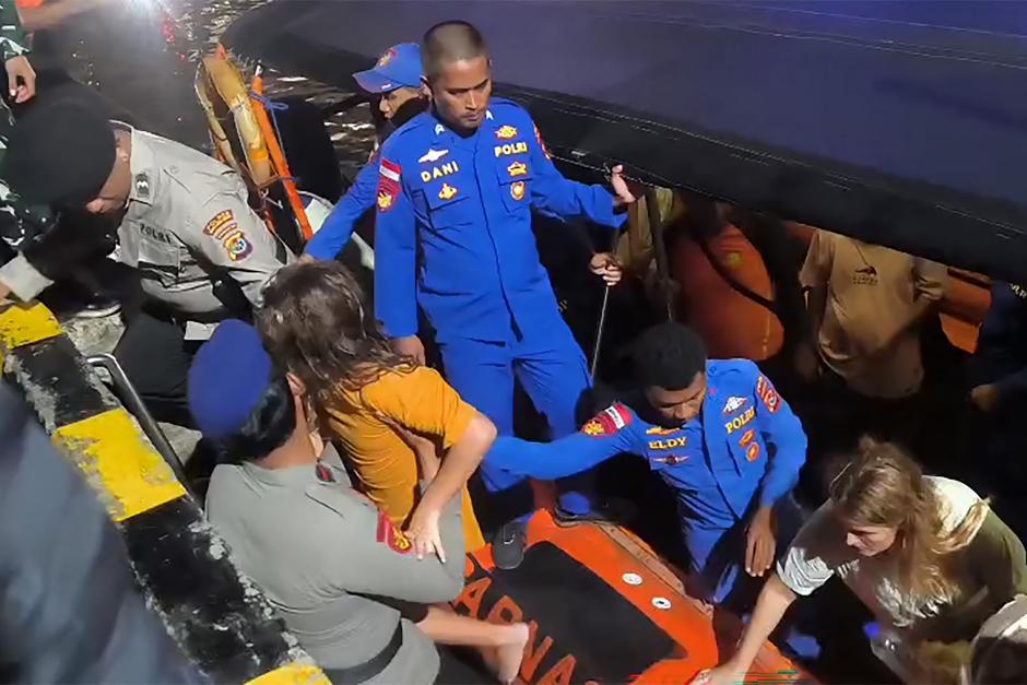 Miembros de los equipos de búsqueda de la familia española desaparecida en Indonesia