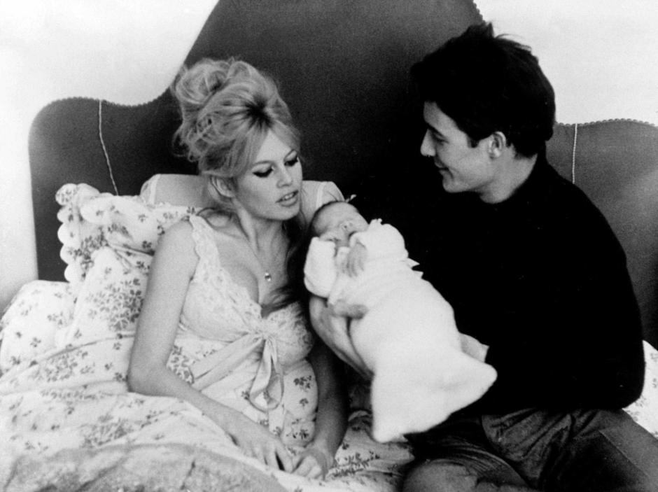 Brigitte Bardot et Jacques Charrier con su hijo  Nicolas