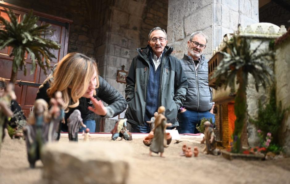 La candidata Pilar Alegría, visitando un Belén