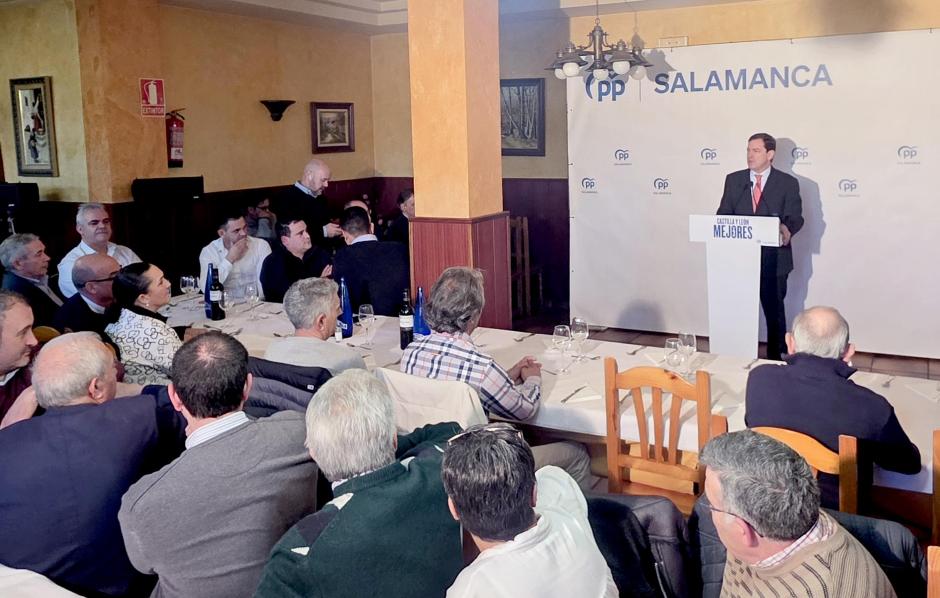 El presidente del PPCyL Alfonso Fernández Mañueco participa en el tradicional encuentro navideño del PP de Ciudad Rodrigo (Salamanca)