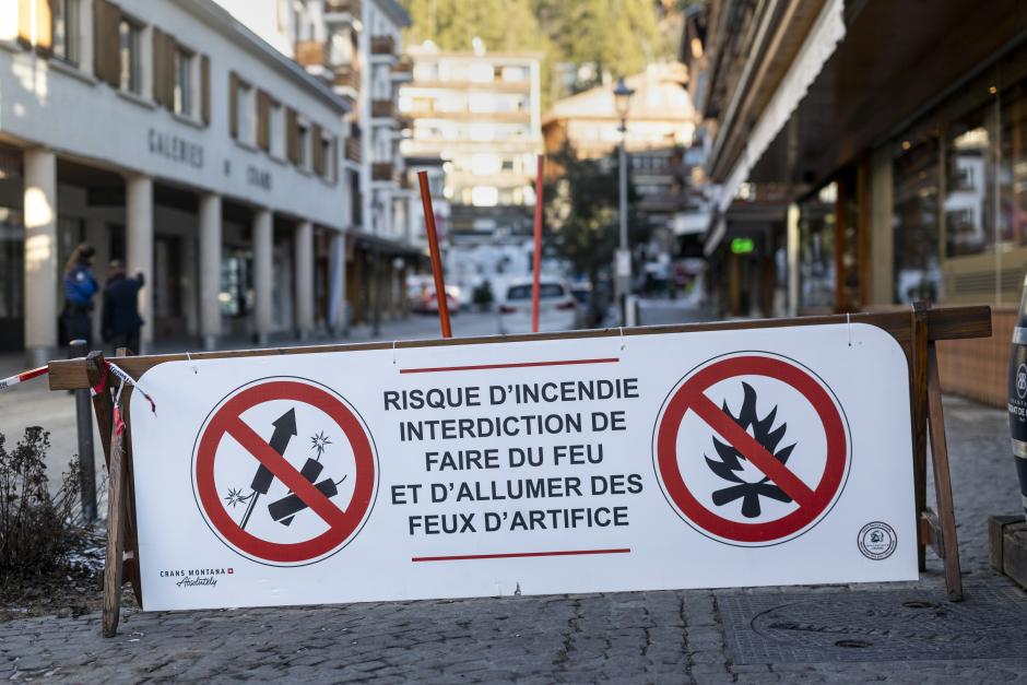 Uno de los carteles colocados que indicaban la prohibición de lanzar pirotecnia en Crans Montana