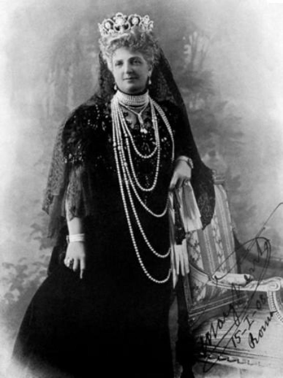 La reina Margarita en una foto oficial de 1908 , como Reina Madre