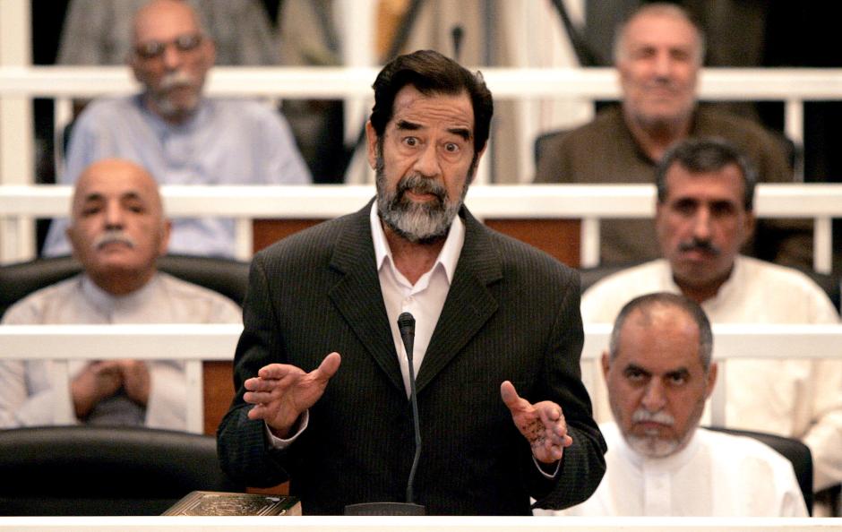 Saddam Hussein en 2005 DECLARANDO DURANTE EL JUICIO ORGANIZADO POR LA MASACRE EN DUJAIL