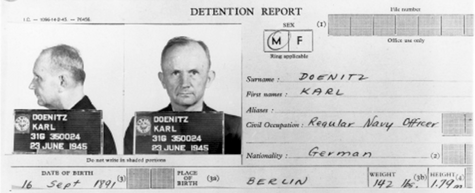 Ficha de detención del almirante Dönitz el 23 de junio de 1945, tras su captura por los Aliados