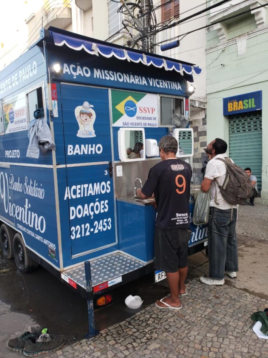 Unos transeúntes hacen uso del "baño solidario"