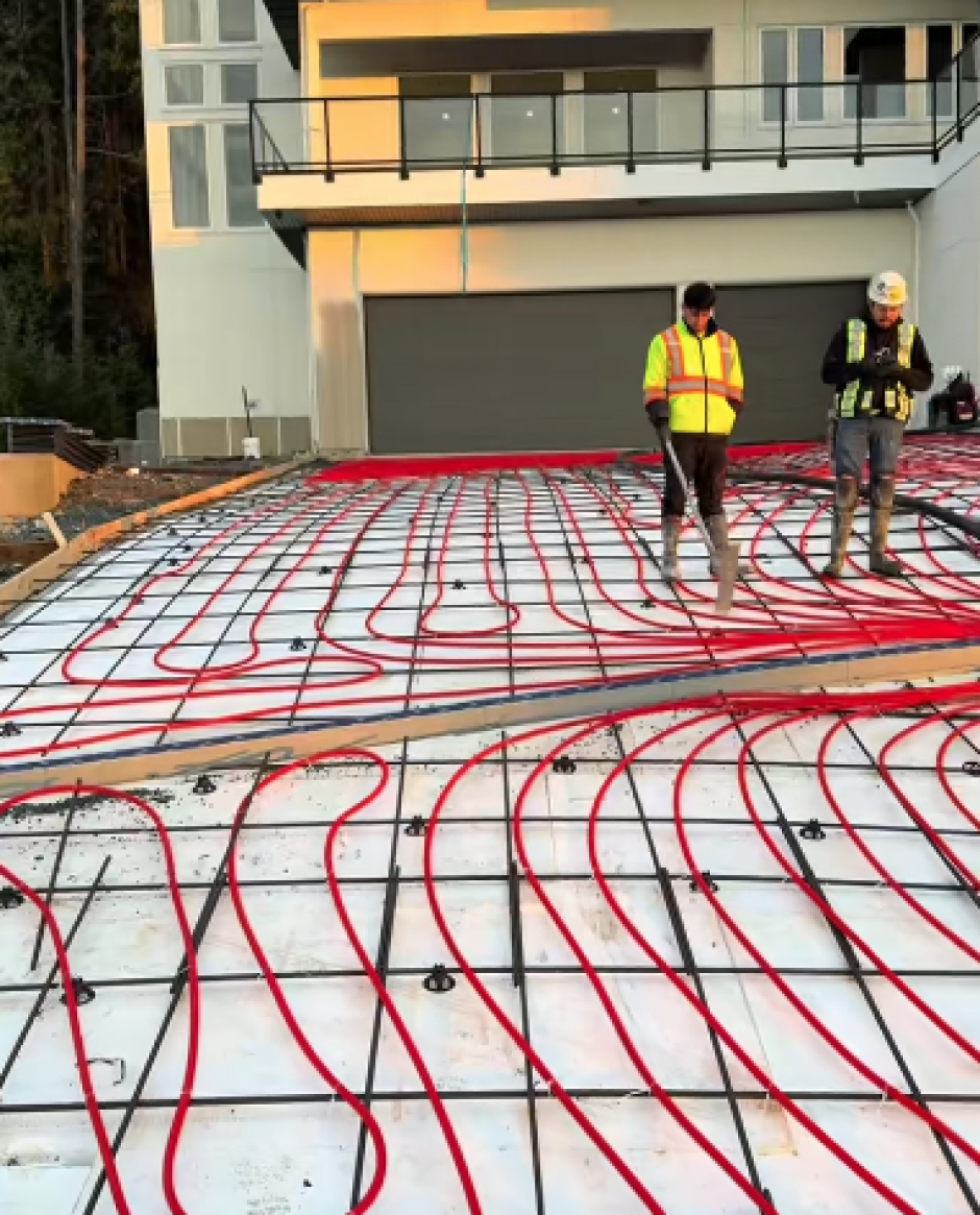 Imagen de la construcción de la carretera de unas de estas casas de lujo